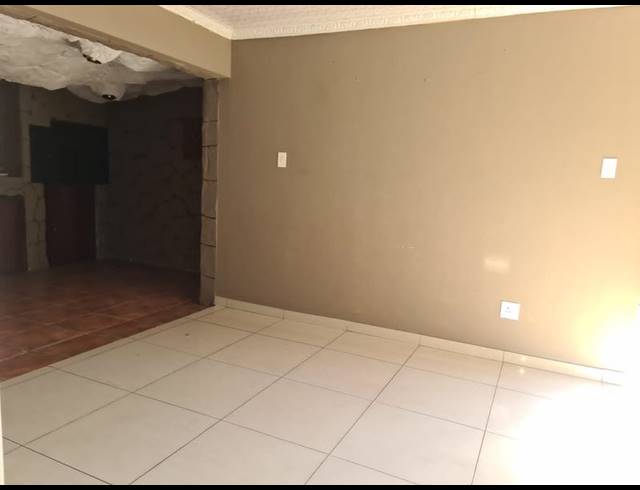 3 BEDROOM TOWNHOUSE FOR SALE IN VANDERBIJLPARK CE 3
